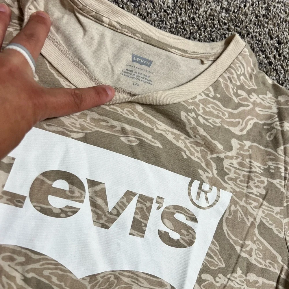 Levi's Beige Graphic T-Shirt Camo - Picture 4 of 4